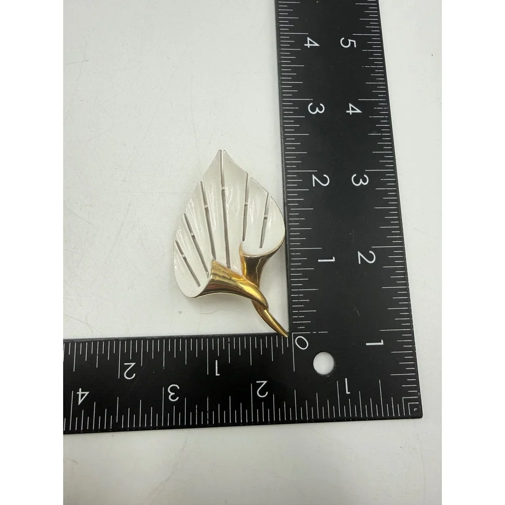 Vintage White Enamel Gold Tone Leaf Brooch Pin Mid‎ Century Botanical